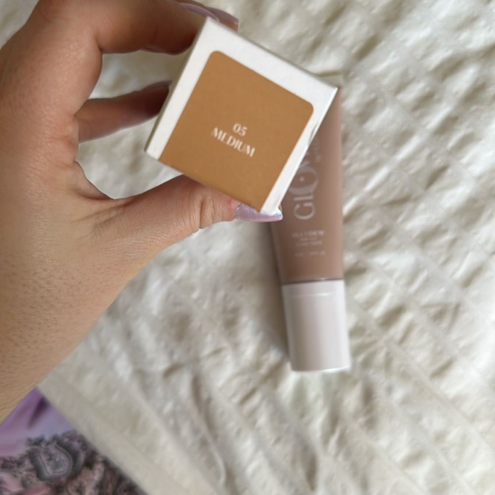 Glowish multidew Huda Beauty skin tint - Picture 4 of 5